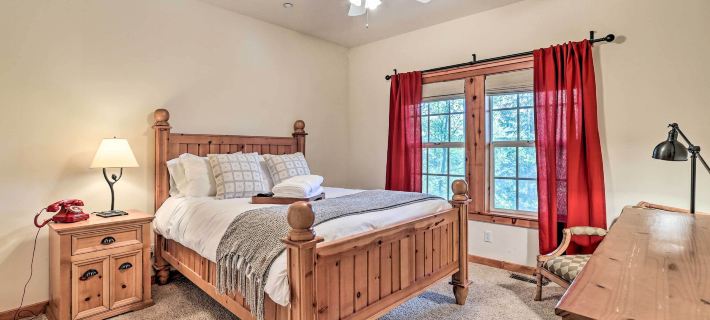 Spacious Lake Arrowhead Home w/ Putting Green Hotels in Lake Arrowhead
