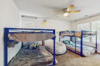 Walk to Lake Arrowhead! Family Home w/ Games - balcony