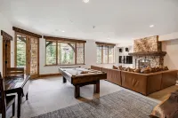 5Br Alpine Luxury Home with Private Hot Tub by RedAwning - Save 20% on 7+ Nights!