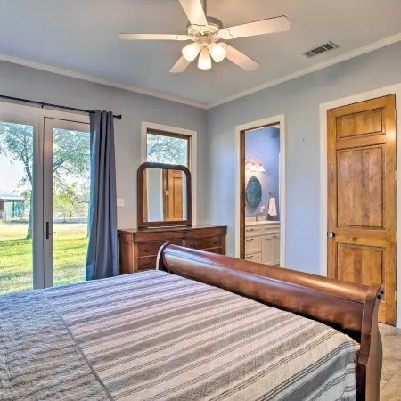 Charming Gainesville Retreat: Barn, Horses Welcome