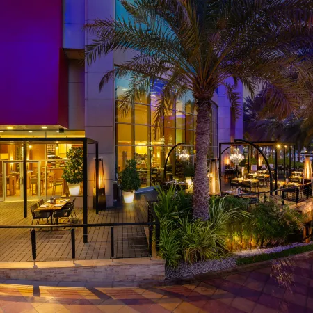 Beach Rotana - All Suites Отели рядом с достопримечательностью «Торговый центр Abu Dhabi Mall»