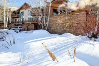 Walk to Lift! Luxe, Updated Cbmr Home w/ Mtn Views - 4-Star