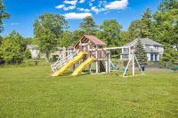 Poconos Idyllic Lakefront House • 12ppl • Gameroom • Hot Tub • Firepit - 4성급
