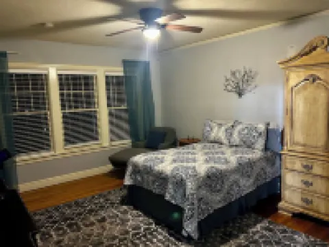 Historic Second Floor 3 Bedroom Apartment Kemp Estate