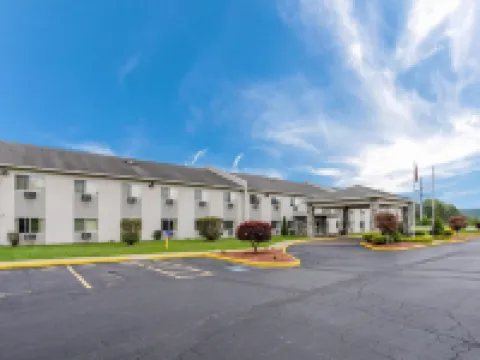 Econo Lodge Painted Post - Corning Hotels in Gang Mills