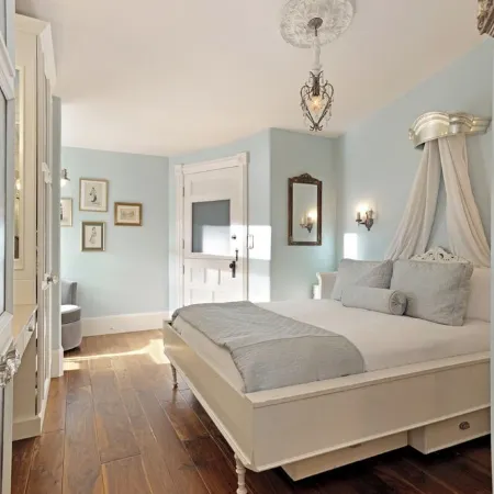 200 ft. to Gondola w/ parking, balcony, fireplace & views! Walk to shops & food!