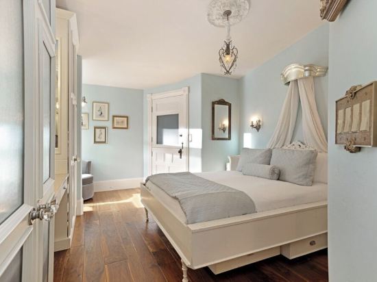 200 ft. to Gondola w/ parking, balcony, fireplace & views! Walk to shops & food!