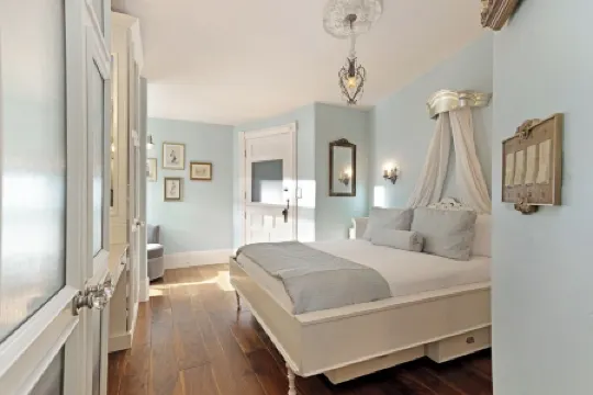 200 ft. to Gondola w/ parking, balcony, fireplace & views! Walk to shops & food!