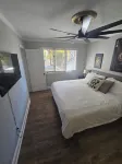 Alan's Apartment - Hot tub, fireplace, located in a quiet corner of Helen.