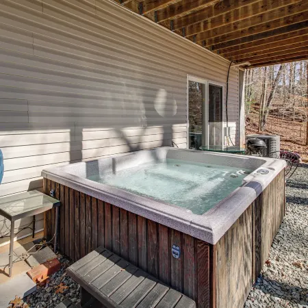2 Mi to Dtwn Ellijay! Outdoorsy Escape w/ Hot Tub