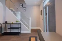 Luxury 3BR W Garden Parking Near Spurs Stadium