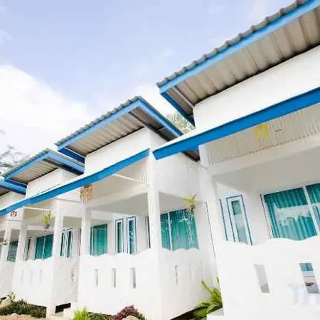 Issara Beach Resort Отели рядом с достопримечательностью «Wat Chedi»