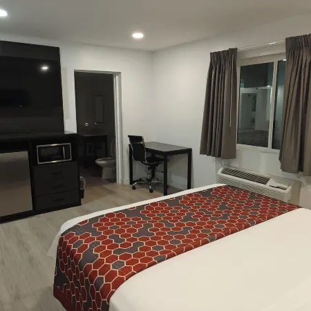 Casa Blanca Inn and Suites