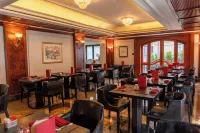 River Chateau Hotel - bar