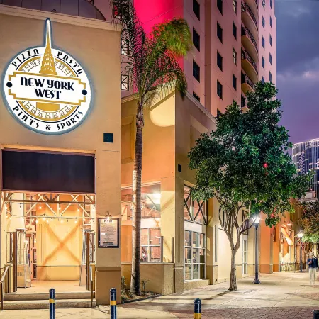 Embassy Suites by Hilton San Diego Bay Downtown Отели рядом с достопримечательностью «Музей-авианосец «Мидуэй»»