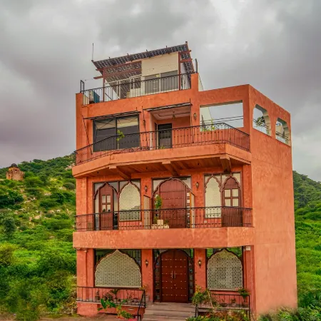 Artisav House