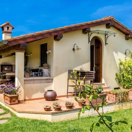 Villa Pallina with Pool - Happy Rentals