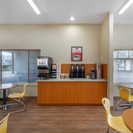 Econo Lodge Inn & Suites
