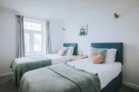 Atlantic Reach Cottage, Newquay.  Large 4 bed villa with leisure services & WiFi - Jacuzzi
