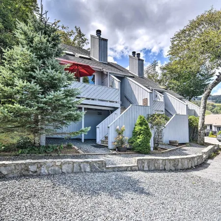All-Season Base! Unit w/ Balcony in Beech Mountain