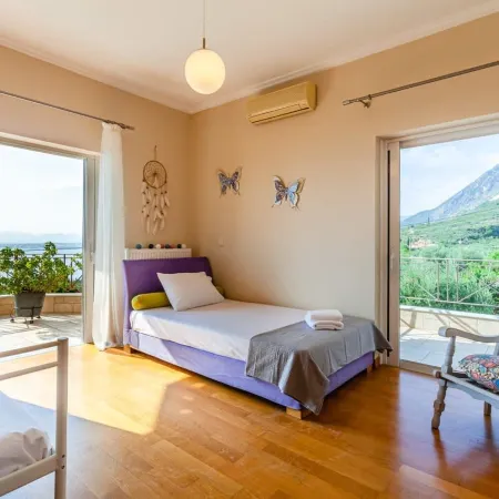 Sunset Paradise - Verga's Ultimate Seaview Getaway