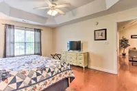 Home w/ Community Pool - 2 Miles to the Island! - Country Houses