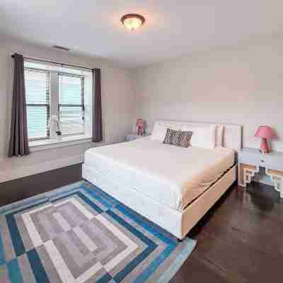 D79 Spacious 5-bedroom house with Roofdeck near Boston! Rooms