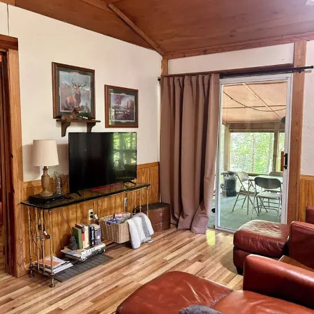 Little Piney Cabin at the Foothills of Petit Jean Mountain. Close to State Park