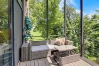 Award-winning Mr Mid-modern-century - Homestays