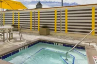 DoubleTree by Hilton Hotel Savannah Historic District - piscina