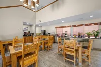 Econo Lodge Inn & Suites - Breakfast