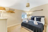 Brand Hill Cottage with Woodfired Hot Tub - 2-Star