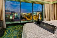 SpringHill Suites Norfolk Old Dominion University - مسبح