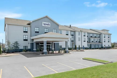 Spark by Hilton Shawnee - 3-Star