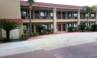 Red Roof Inn & Suites Houston - Humble/ IAH Airport - Motels