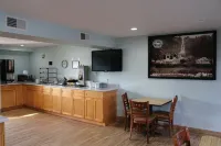 Super 8 by Wyndham Sturbridge - Uima-altaat