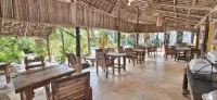 Salama & Mbuyuni Bungalows - breakfast