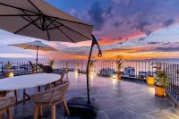 Ocean Breeze 2BR | A/C & Sea Views - 民宿