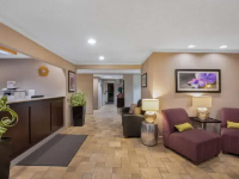 小石城北部麥凱恩購物中心拉昆塔温德姆套房酒店 北小石城酒店