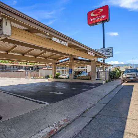 Econo Lodge Inn & Suites