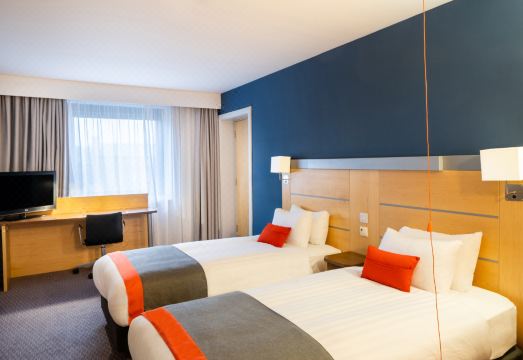 5. 홀리데이 인 익..