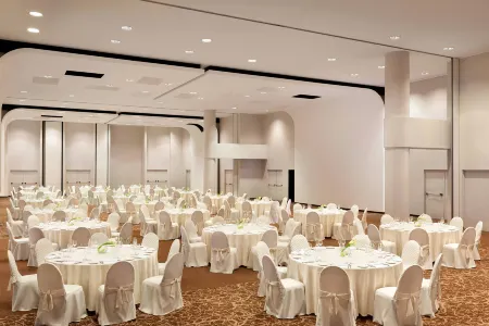 Sheraton Milan Malpensa Airport Hotel & Conference Centre Отели рядом с достопримечательностью «Associazione Dei Testimoni Di Geova Di Ferno»