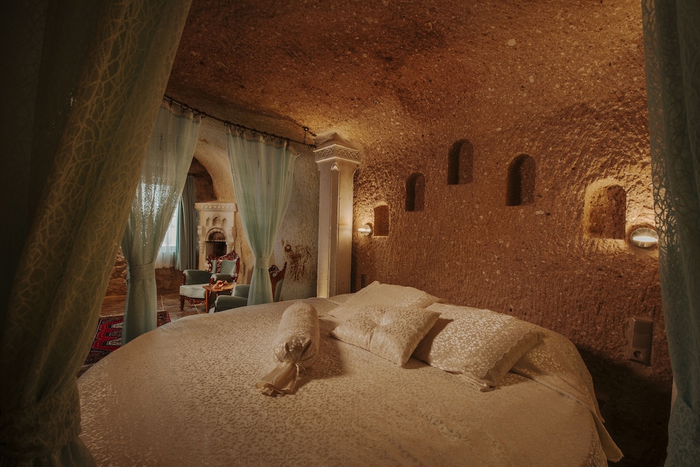 Holiday Cave Hotel