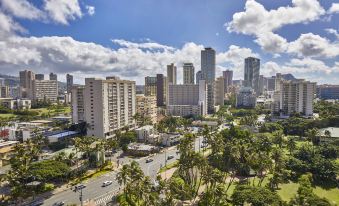 DoubleTree by Hilton Alana - Waikiki Beach