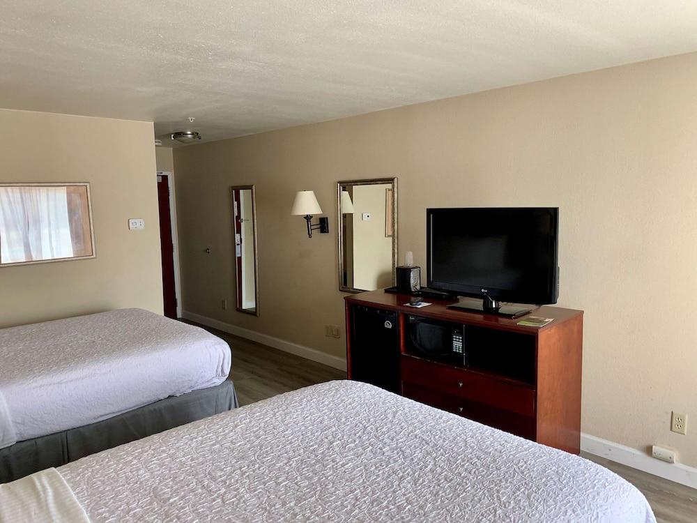 Country Inn & Suites by Radisson, Midway, FL