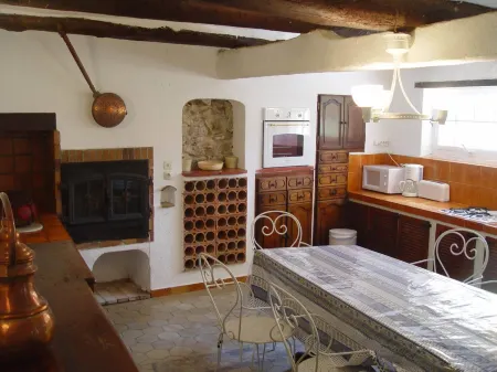 Family Apartment, 2-8 People, in Provence Mas 16th Cent., Pool, Garden, Parking Отели рядом с достопримечательностью «Поль Рикар»