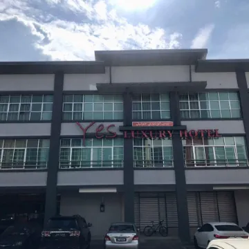 Yes Luxury Hotel Отели в г. Бентонг