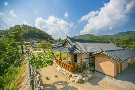 Sangju Pine and Ocher House Pension Отели в г. Санджу