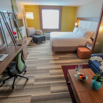 Holiday Inn Express & Suites MIAMI AIRPORT EAST by IHG Hotel berhampiran Casino Miami