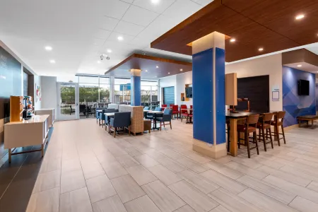 Holiday Inn Express & Suites Phoenix - Airport North